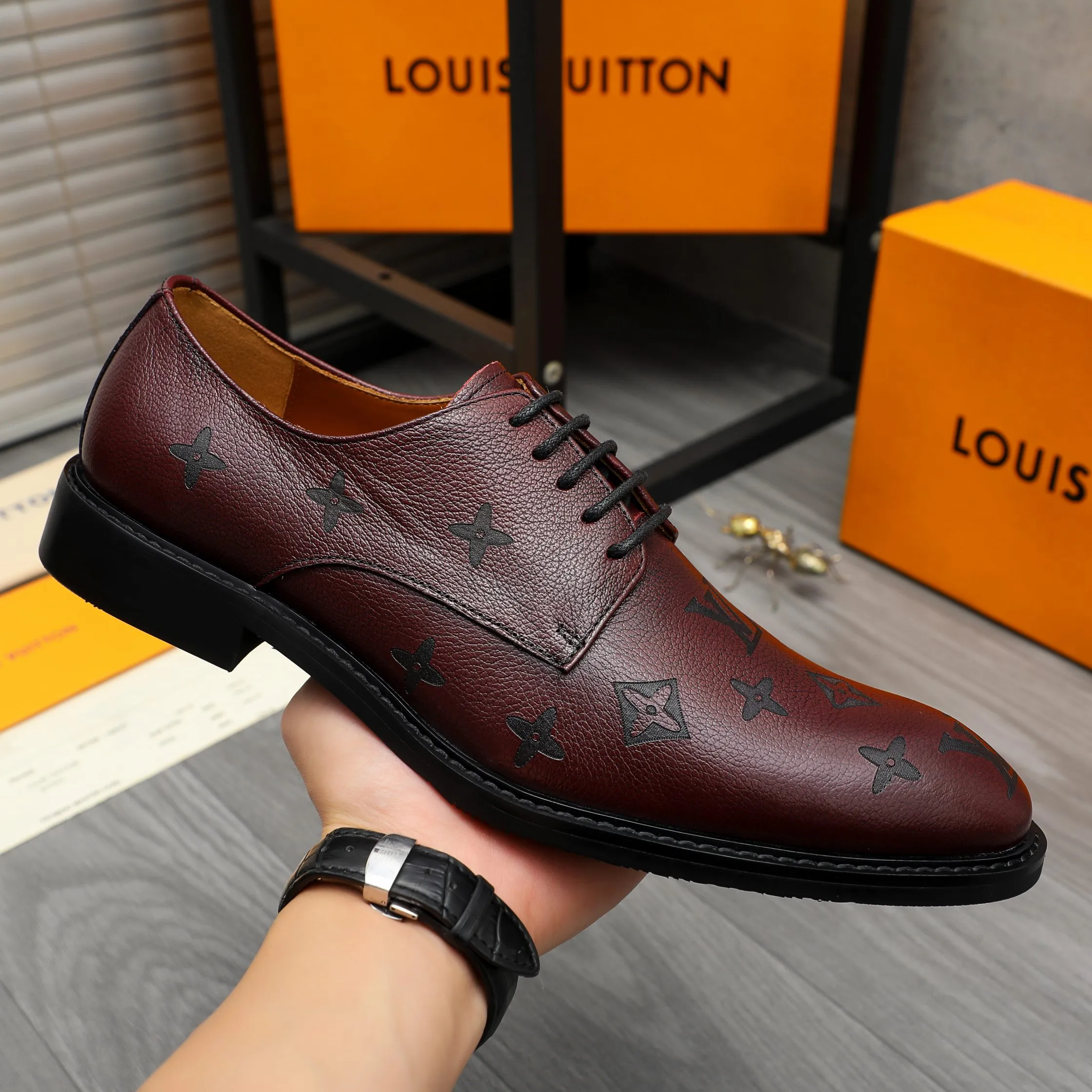 Men's shoes 💰p460 Product trademark: LV (Louis Vuitton) business lace-up formal leather shoes Regular size: 39-44 (38.45 custom-made, non-refundable) Product materials: Selected high-quality pebbled cowhide embossed upper, cowhide lining, original rubber outsole